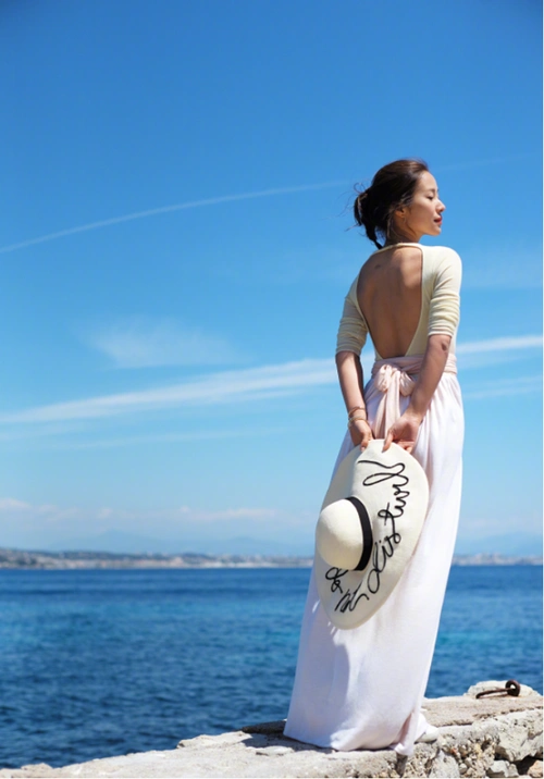 江一燕秀海边背影照,自称背部有肌肉,网友:那是天鹅背!