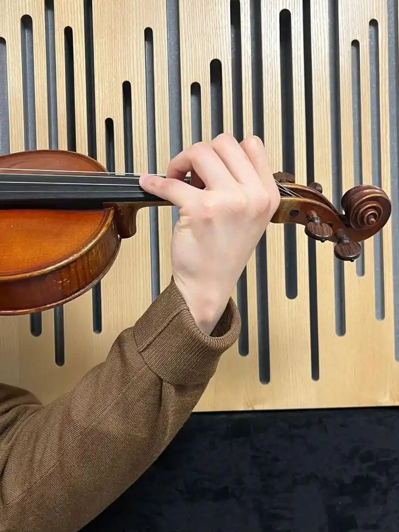 如何快速掌握小提琴左手持琴姿势!