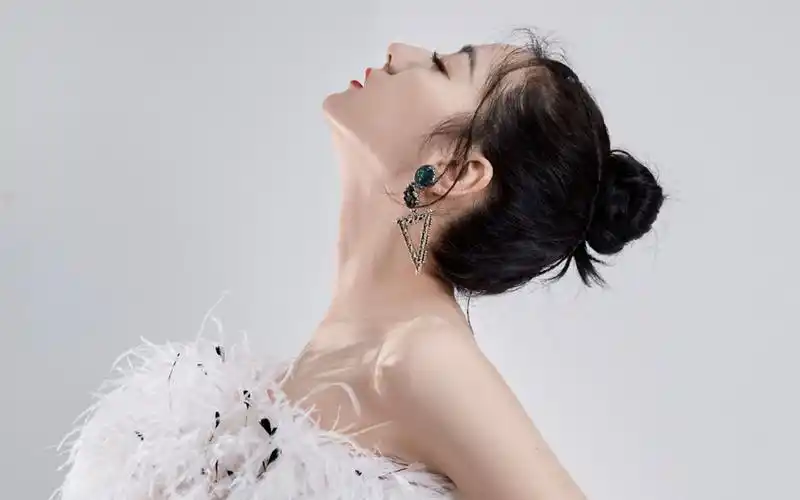 迪丽热巴性感迷人写真桌面壁纸