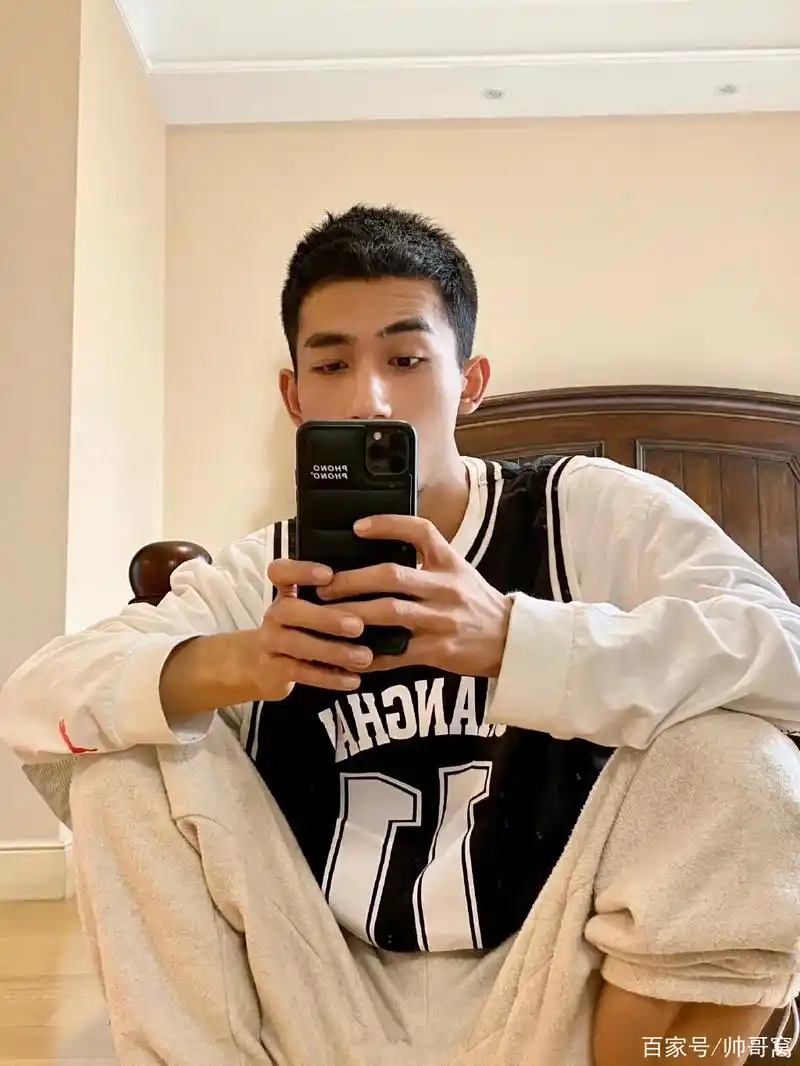 寸头神仙颜值校草,痞帅的外表,让无数人暗恋的小哥哥!