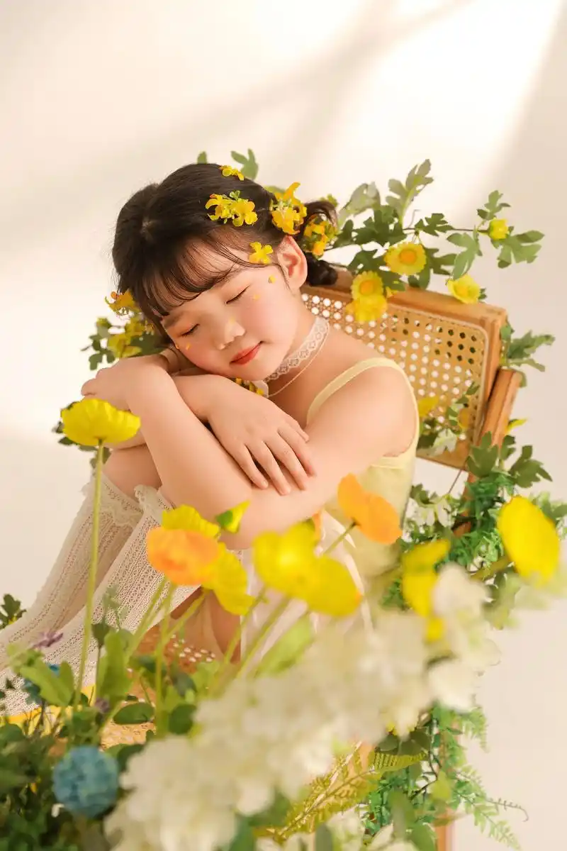 超有镜头感的小女孩 #萌娃的春日look 小可爱来喽!