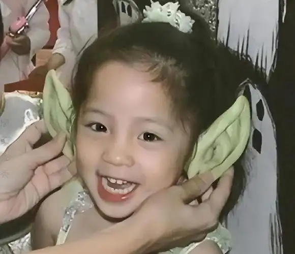 女星童年大公开赵露思网红脸欧阳娜娜软萌杨紫太普通