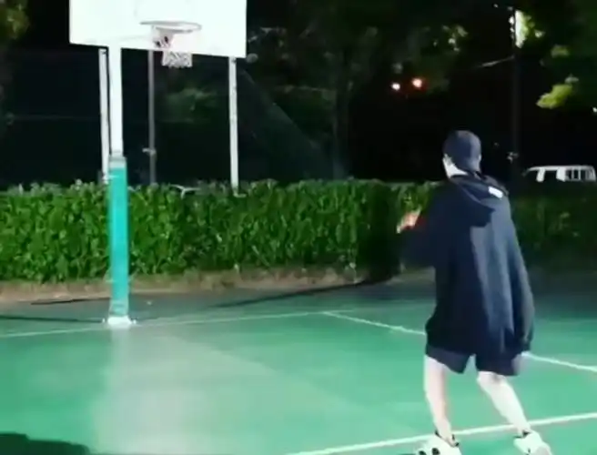 90#朴灿烈安利#  拍喜欢的学长打篮球 @real__pcyyyyy http://t