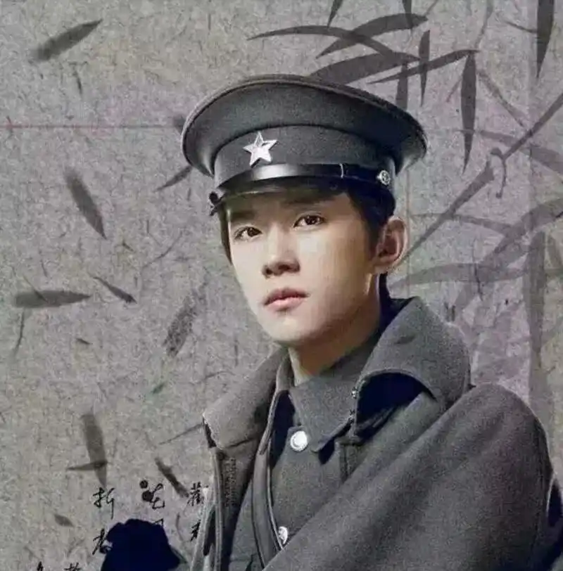 热血同行:易烊千玺军装太帅了,身姿挺拔很英俊,男子汉气概爆棚