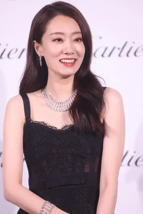 张小斐穿吊带长裙秀身材没了妈妈样更有魅力优雅又撩人