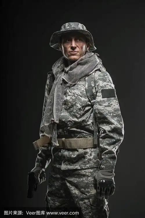 一名持枪的特种部队士兵在黑暗的背景下