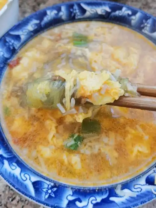 金针菇西红柿粉丝鸡蛋汤