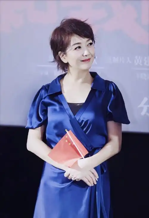 岁月沉淀的美人江珊一袭蓝色鱼尾裙高贵典雅美得无惧时光