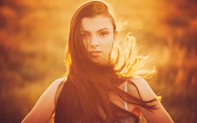 《任发丝随风蹁跹》飘逸的头发摄影宽屏壁纸壁纸图片