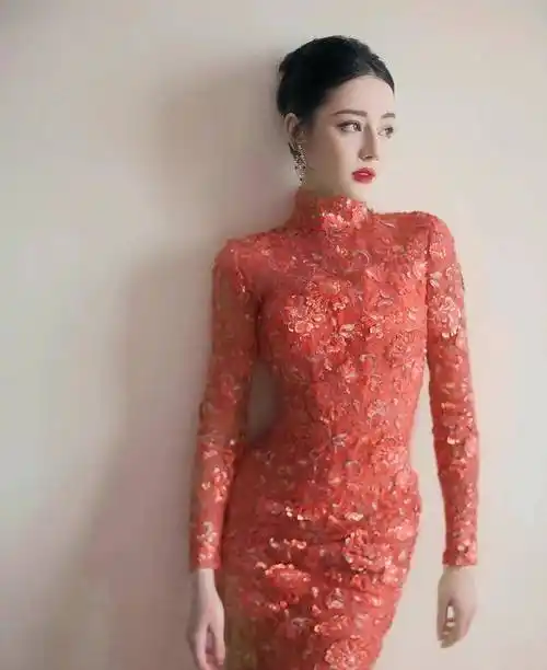 迪丽热巴身穿旗袍身材火辣,不美不加滤镜,抢镜尽显东方美_中国_实力