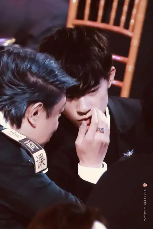 尖叫之夜易烊千玺和蔡康永碰杯,别人喝酒千玺拿红酒杯喝水,真萌