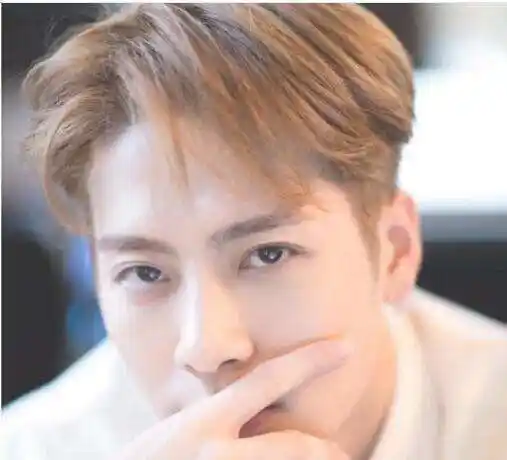 王嘉尔逗号发型怎么剪