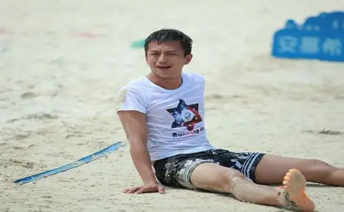 《跑男2》收官结局难料 邓超赤脚坐沙滩撒娇