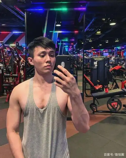 颜值,肌肉都棒棒的小鲜肉,自拍亮出精壮的胸肌和精致的腹肌