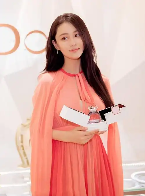 张馨予婚后首亮相,粉色长裙尽显妩媚,网友:手上钻戒价值不菲!