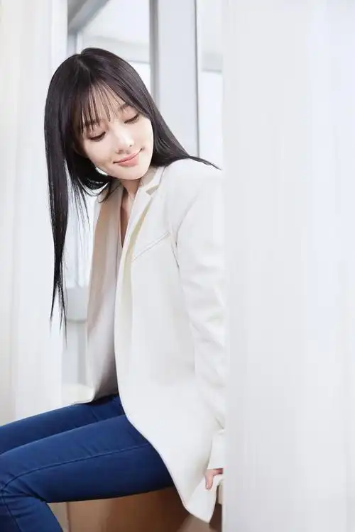 李小璐终露面,双腿纤细,直长发和空气刘海减龄十足,美回20岁