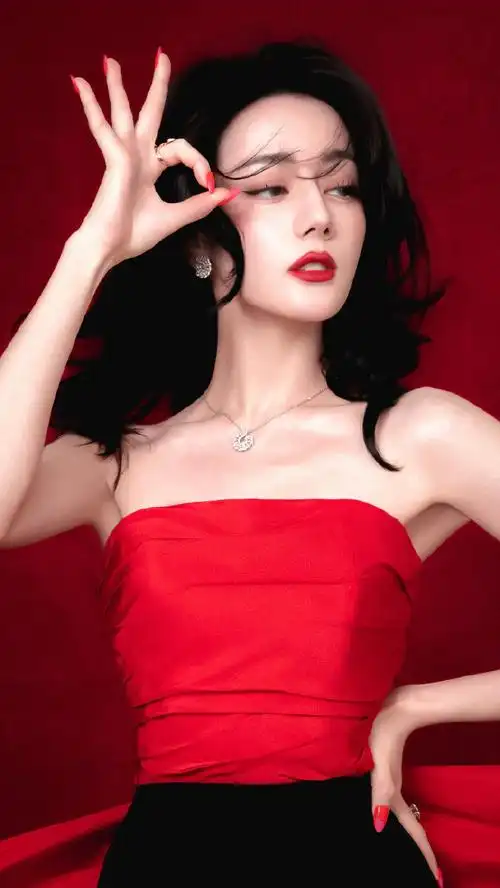 迪丽热巴的肩颈线