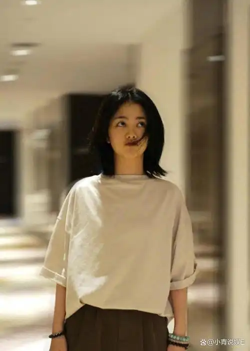 谭松韵胶片感居家写真 穿宽松针织又纯又欲