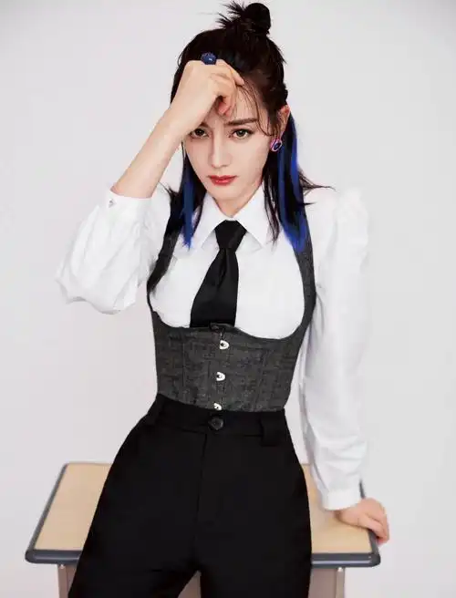 迪丽热巴白衬衣西装短裤蓝色挑染高马尾青春气息满满甜酷范儿