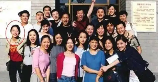 在大学期间,张龄心和黄晓明,陈坤,赵薇等成为同班同学,共同度过了充实