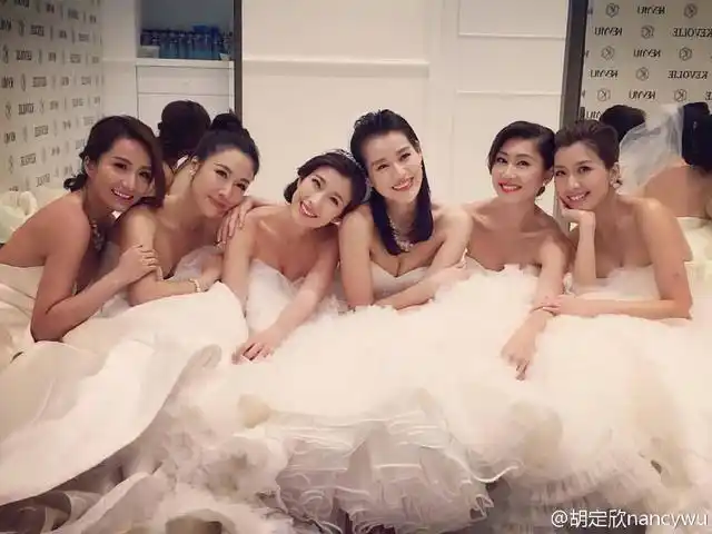 angelababy伴娘团礼服最丑被批心机重?赞陈妍希最贴心