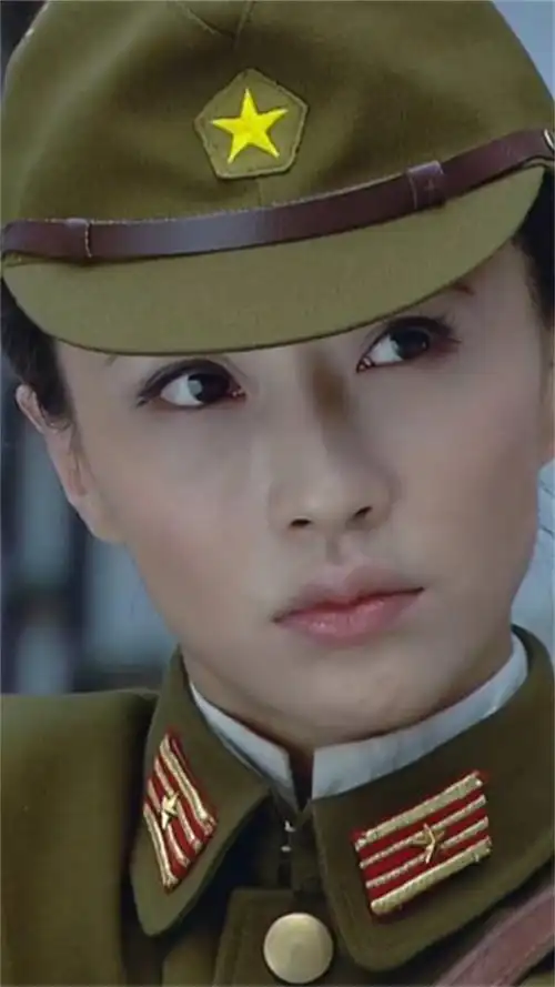 致命行动女大佐恼羞成怒要杀小伙幸好老爷子及时出现化险为夷第3集