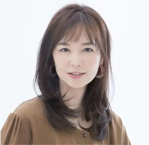 披肩发型图片(50岁后留披肩发就是"装嫩"?