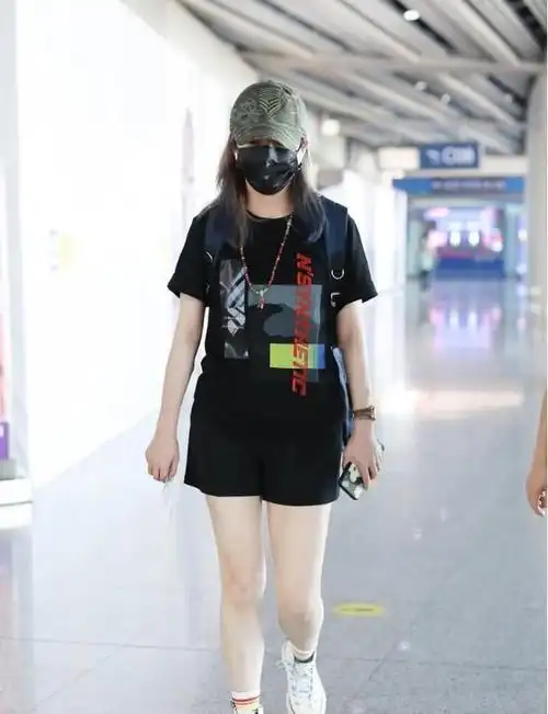 赵薇年轻范十足大夏天穿t恤配短裤牛奶肤色镜头下真显眼