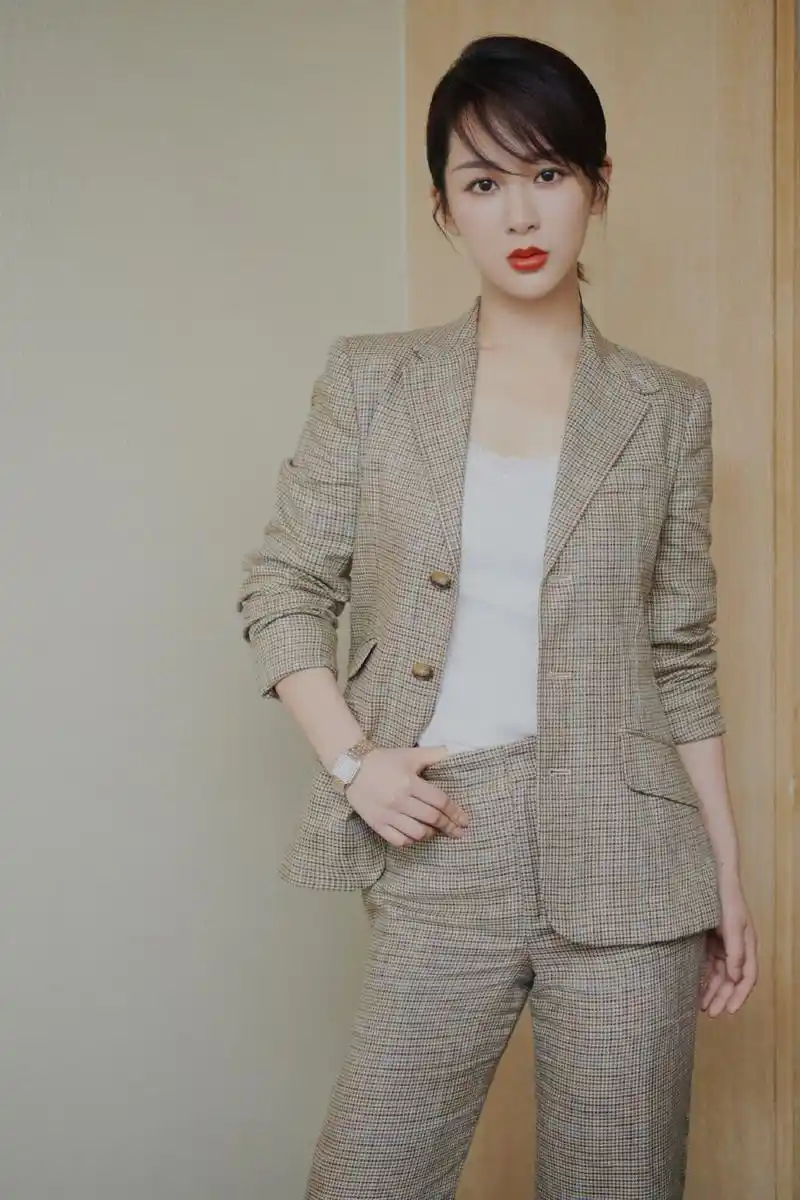 杨紫最近非常高产的女演员格纹西装搭配白色高跟鞋精致又优雅