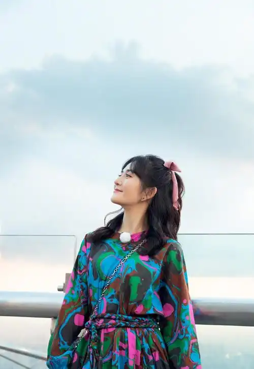 谢娜沙漠拍写真一袭纱裙清爽又飘逸古风与现代结合不失时尚感