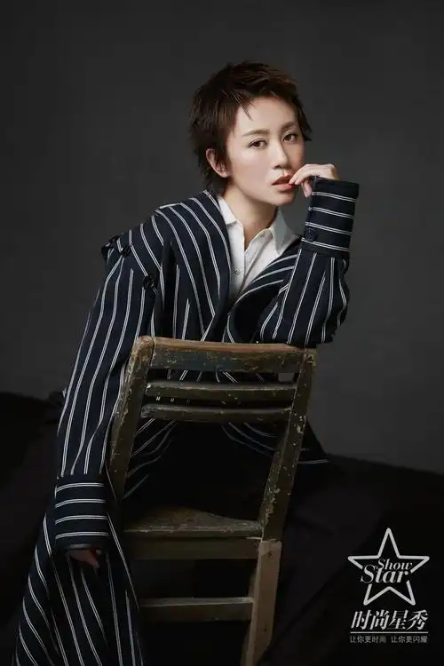 马丽穿条纹西装 短发开撩诠释率性魅力(2)