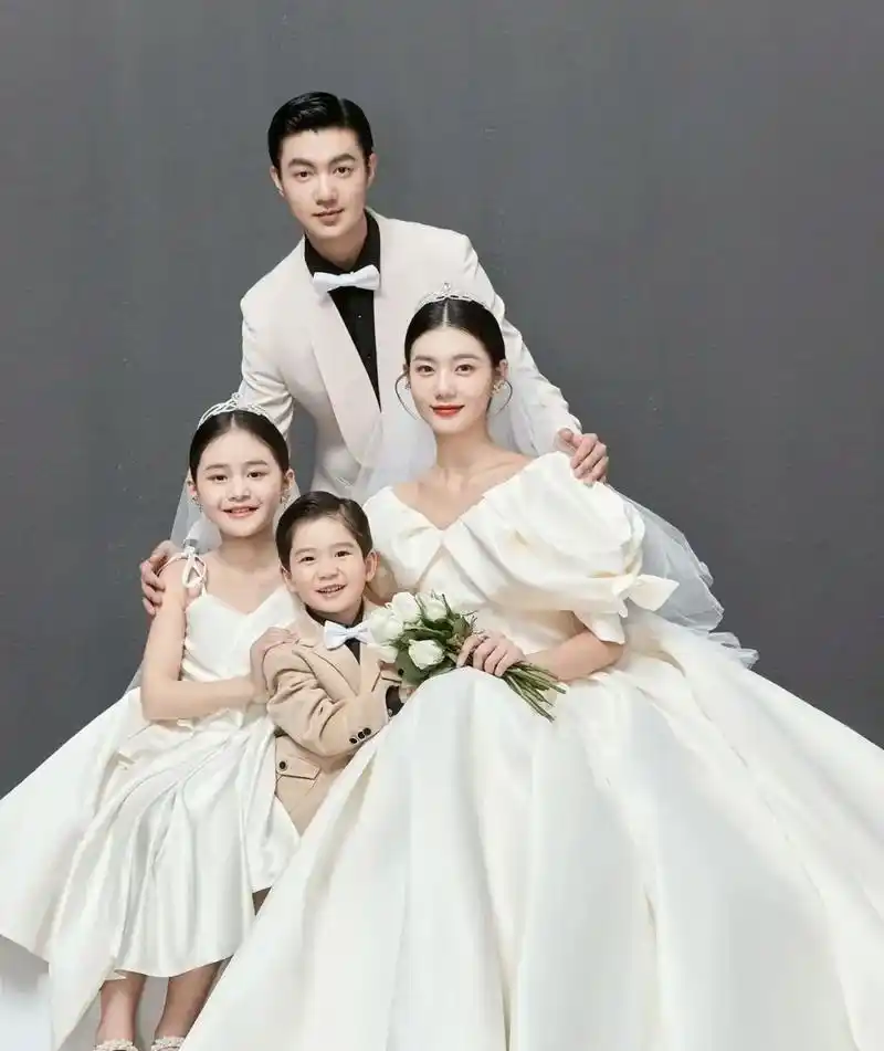 全家福  超适合一家四口的亲子照风格 喜欢高级简约风一定要 - 抖音