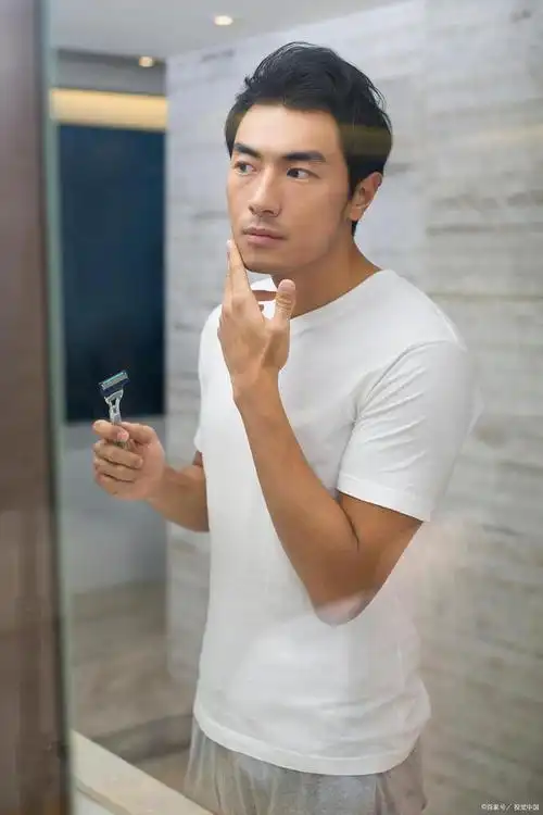 男人多大刮胡子
