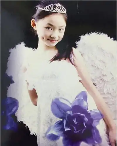 林允晒出自己的豪宅,在家还会穿着围裙做饭,跟女神形象不符啊