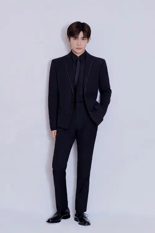 刘大锤说易烊千玺身高175#易烊千玺全身照合集身姿优越挺拔!