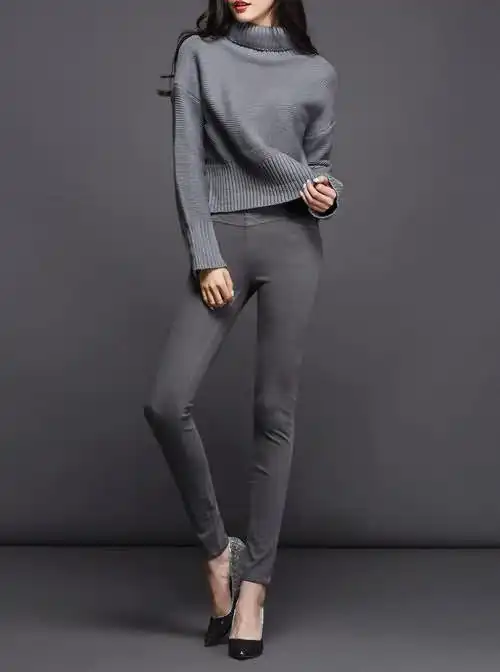 灰色裤子配什么颜色上衣好看?