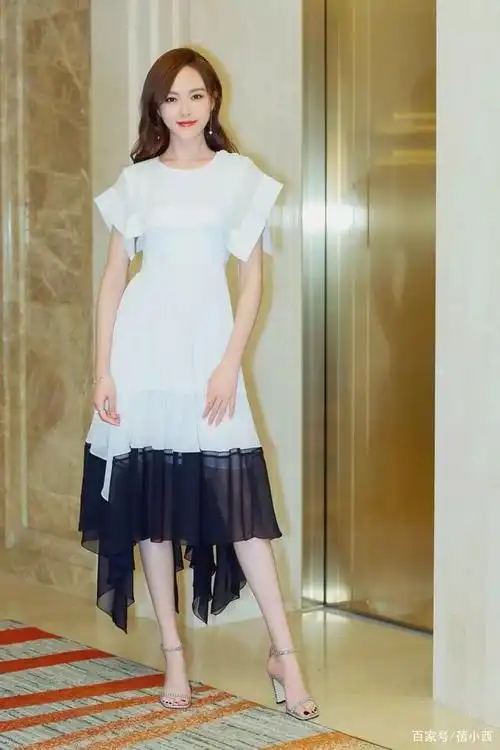 例如连衣裙不仅可以搭配高跟鞋,还可以搭配靴子,唐嫣这次出席活动的