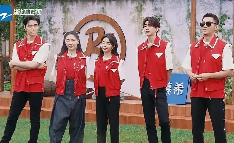 称自己睡着后可以趴在蔡徐坤肩膀上上车之后,谭松韵和baby坐在了一起