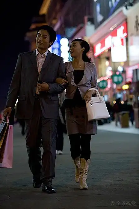 城市夜幕下购物的情侣
