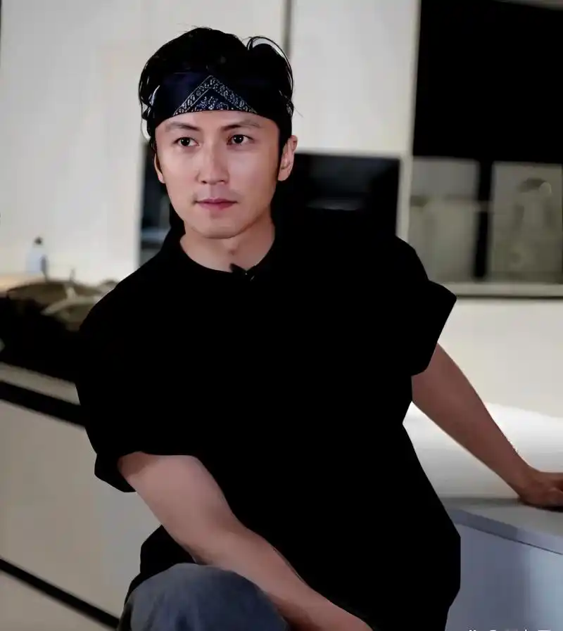 43岁的谢霆锋轻松地梳着道明寺的发型,嘴里叼着一根意大利面条.