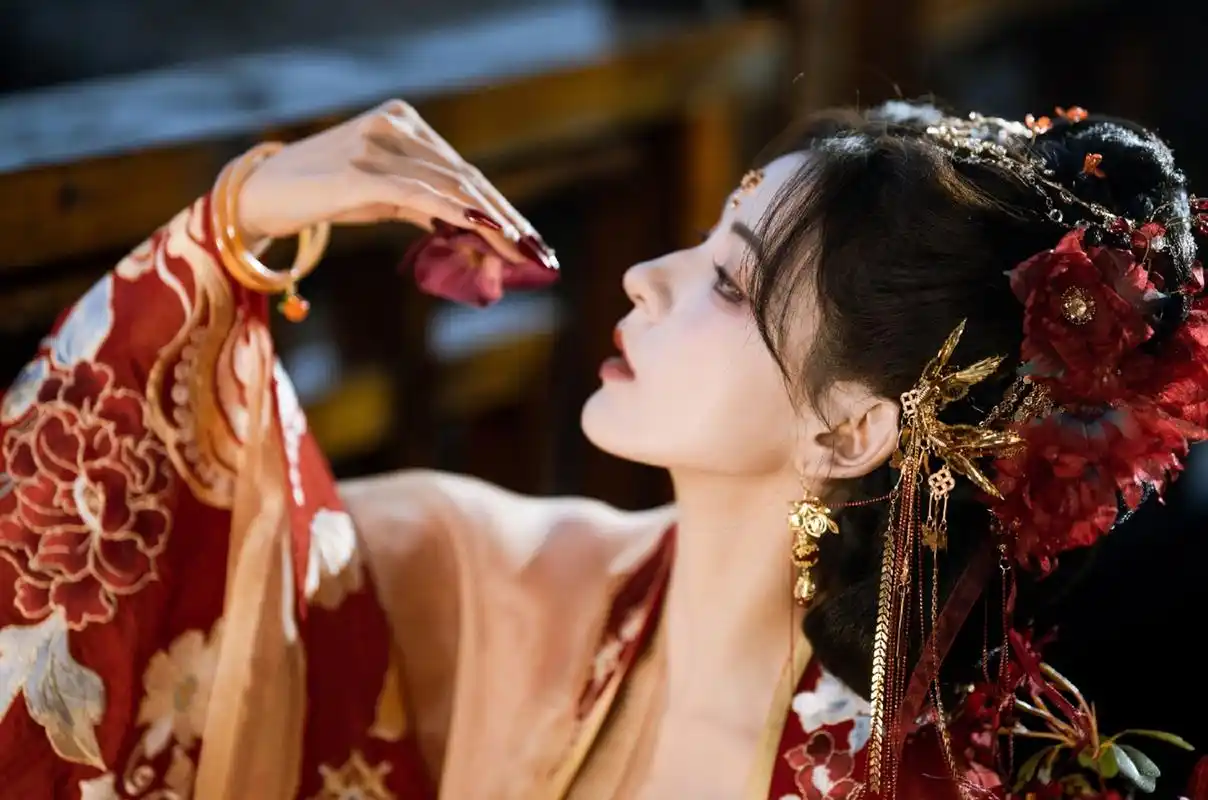 婀娜多姿,窈窕淑女的#张予曦# 身着国风大典汉服红色婚服,仙姿佚貌