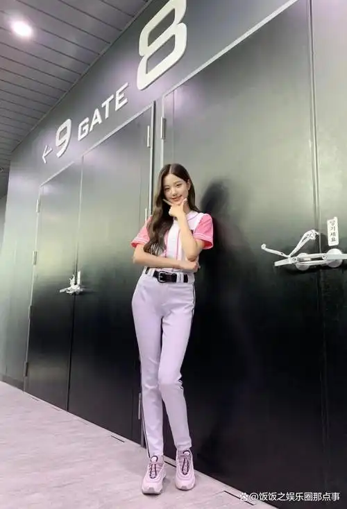 张元英,出生于2004年8月31日,身高1米73,体重47公斤,是韩国女团ive的