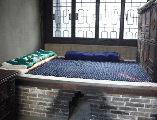 火炕基本是北方农村特有的取暖方式,在北方农村,基本每家每户都会有一