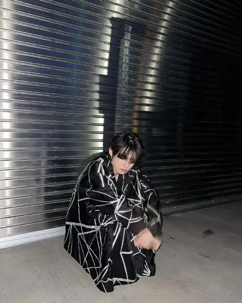 崔然竣雨衣随拍##崔然竣的鞋跟#txt崔然竣ins更新了照片,今天是雨备