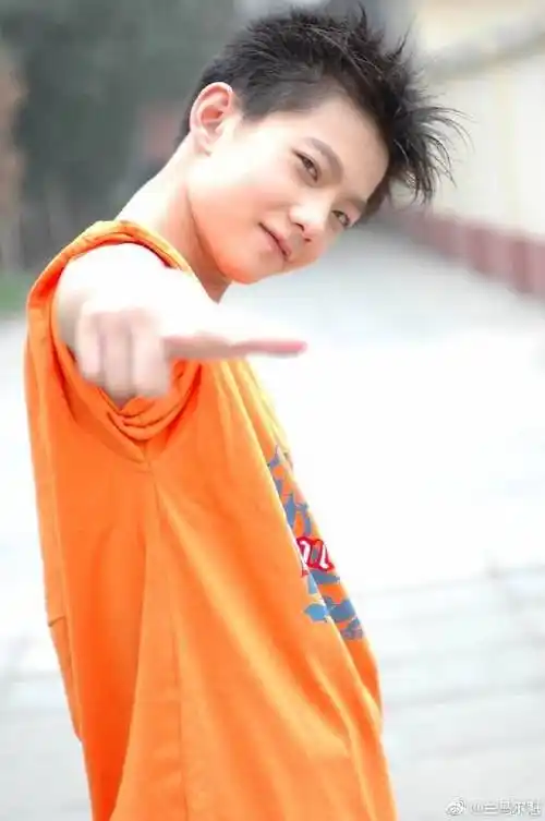 明星童年照好可爱#快来康康杨洋童年照~萌萌团子咩,从小帅到大~@杨洋