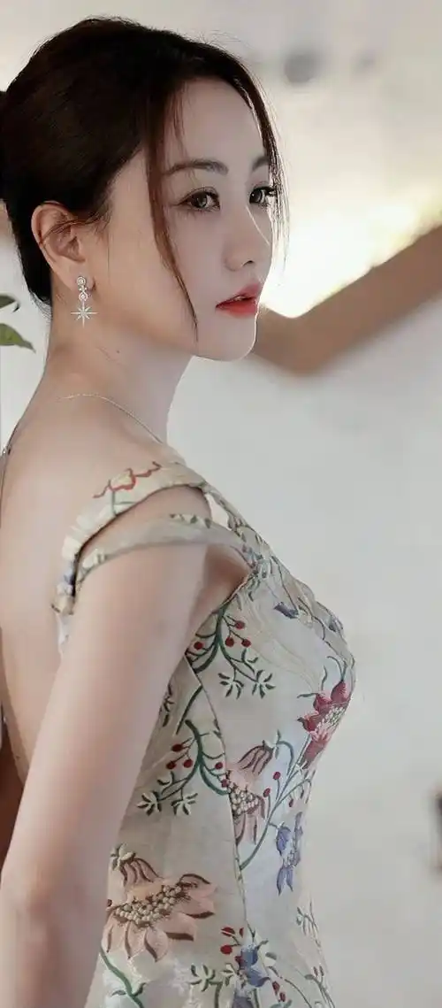 【杨蓉性感美图】花纹长裙,鲜艳典雅,化身北京时装周的花仙子_裙子