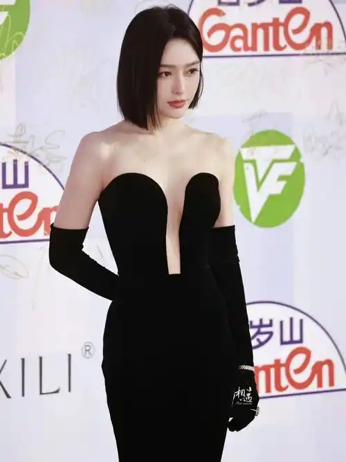 44岁秦岚真敢穿,抹胸礼服上面没肩带,领口还开叉到腰,网友:不怕往下掉