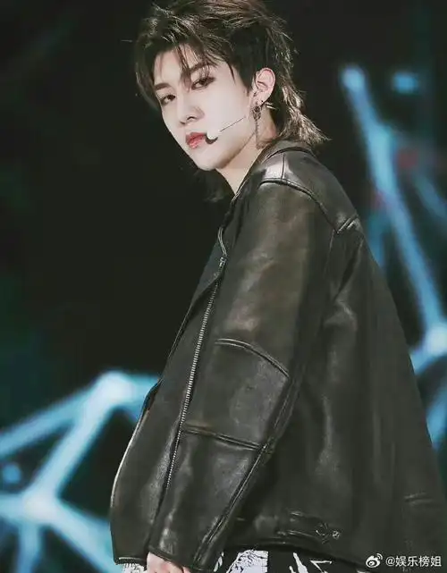 四个显眼包狼尾发型