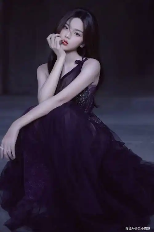 杨超越穿紫纱裙绝美,长腿若隐若现——璀璨之星的闪耀瞬间_人们_形象