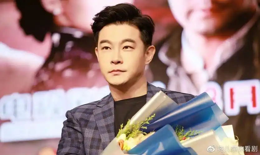 49岁黄维德近照与伊能静牵手逛街后离婚胖成油腻男风光不再